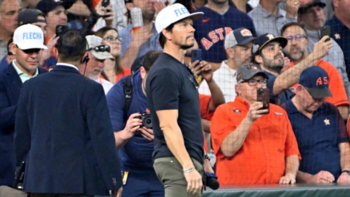 Mark Wahlberg says he's willing to donate his thumb to Astros star