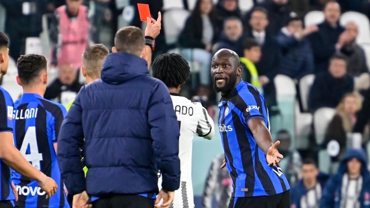 Pemain Inter Romelu Lukaku yang menjadi target pelecehan rasial, menerima kartu merah karena mendiamkan suporter Juventus setelah gol telat