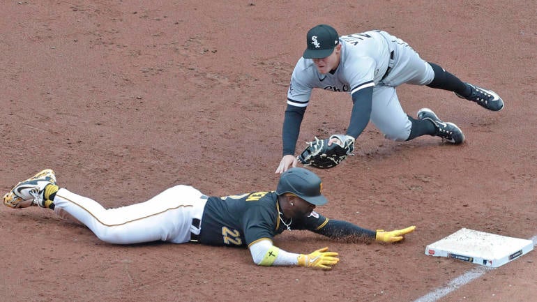 Andrew McCutchen memberikan dua pukulan, menerima tepuk tangan meriah di pertandingan kandang pertama bersama Pirates sejak 2017 Andrew McCutchen memberikan dua pukulan, menerima tepuk tangan meriah di pertandingan kandang pertama bersama Pirates sejak 2017