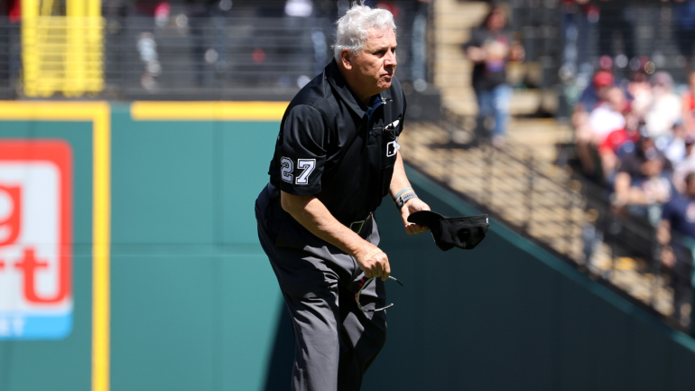Wasit MLB dirawat di rumah sakit setelah dipukul di kepala dengan lemparan di game Yankees-Guardians Wasit MLB dirawat di rumah sakit setelah dipukul di kepala dengan lemparan di game Yankees-Guardians