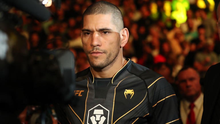 Alex Pereira mengumumkan pindah ke kelas berat ringan setelah kehilangan gelar kelas menengah UFC dari Israel Adesanya Alex Pereira mengumumkan pindah ke kelas berat ringan setelah kehilangan gelar kelas menengah UFC dari Israel Adesanya