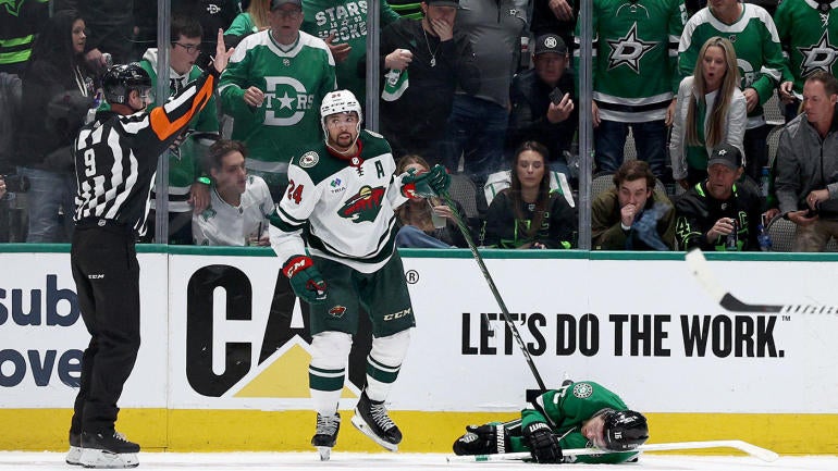 Cedera Joe Pavelski: Status center bintang tidak pasti untuk Game 2 setelah disingkirkan oleh Matt Dumba dari Wild Cedera Joe Pavelski: Status center bintang tidak pasti untuk Game 2 setelah disingkirkan oleh Matt Dumba dari Wild
