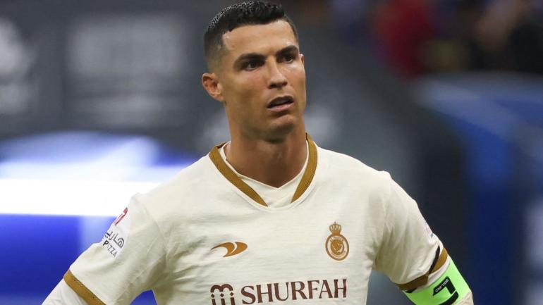 PERHATIKAN: Ronaldo melakukan headlock ala WWE pada lawan liga Saudi, hanya menerima kartu kuning