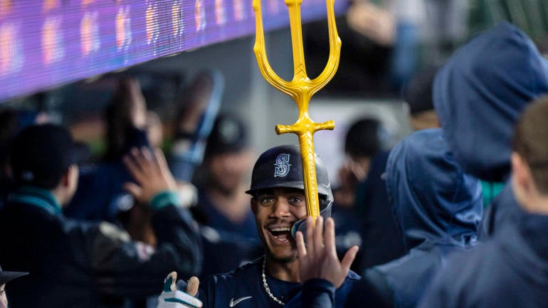 LIHAT: Julio Rodriguez dari Mariners merayakan dengan trisula besar setelah melakukan home run LIHAT: Julio Rodriguez dari Mariners merayakan dengan trisula besar setelah melakukan home run