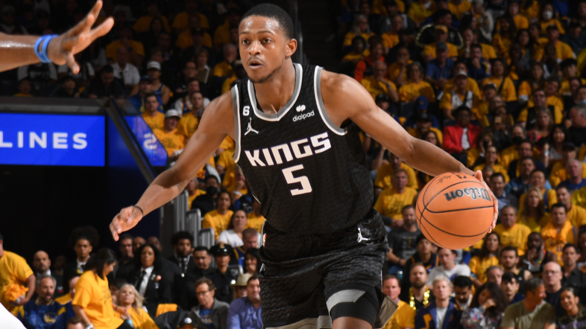De'Aaron Fox injury update: Kings point guard not held back in return to  lineup Tuesday vs. Hornets - DraftKings Network
