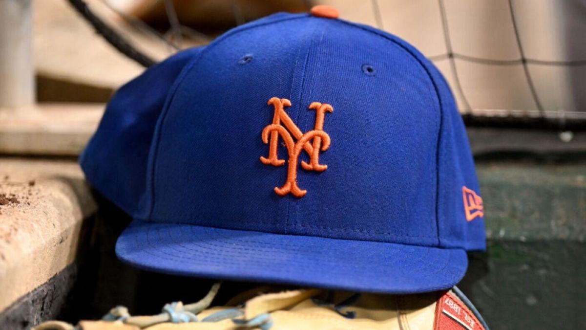 New jersey patch for the Mets looks… questionable