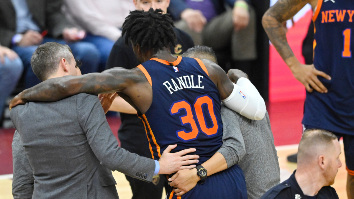 Knicks menutup Cavaliers untuk memenangkan seri playoff pertama sejak 2013, tetapi kesehatan Julius Randle menjadi perhatian