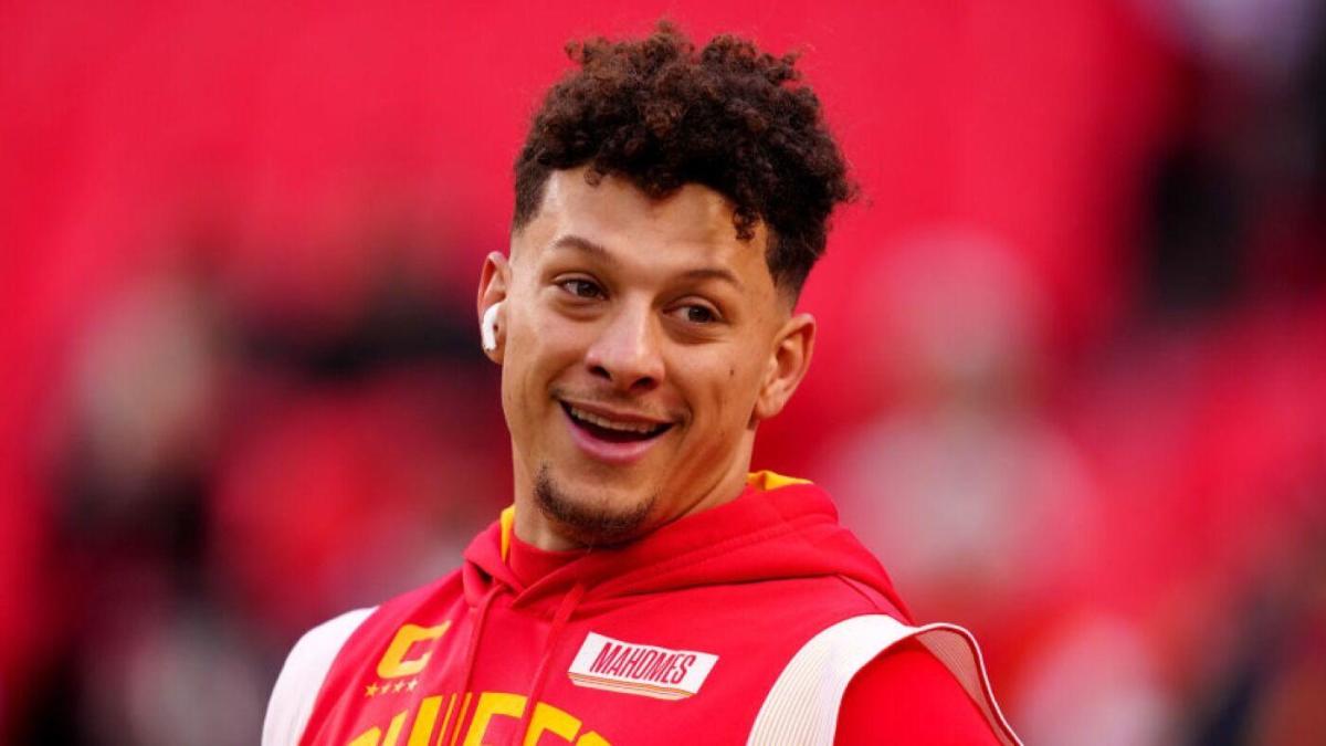 Chiefs' Patrick Mahomes delivers 'riders up' call at Kentucky Derby