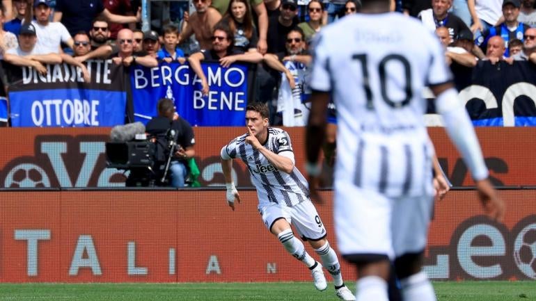Striker Juventus Dusan Vlahovic mendapat kartu kuning setelah membungkam suporter Atalanta yang melecehkannya secara rasis