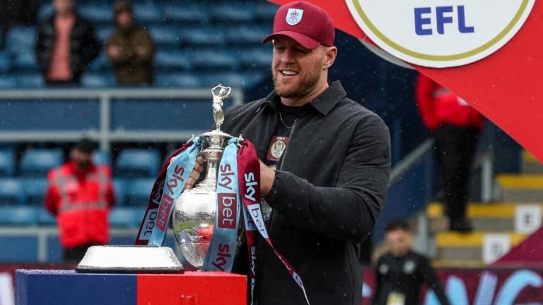 Mantan bintang NFL JJ Watt melakukan pub crawl dengan penggemar Burnley setelah klub mendapatkan promosi Liga Premier Mantan bintang NFL JJ Watt melakukan pub crawl dengan penggemar Burnley setelah klub mendapatkan promosi Liga Premier