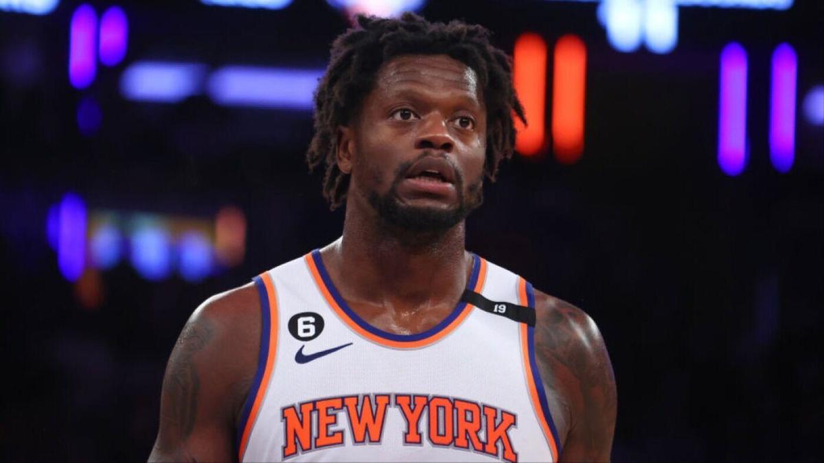 AUSSEHEN: Knicks-Fans verunstalten ein Poster von Julius Randle vor dem Madison Square Garden, nachdem sie Spiel 6 gegen die Heat verloren haben