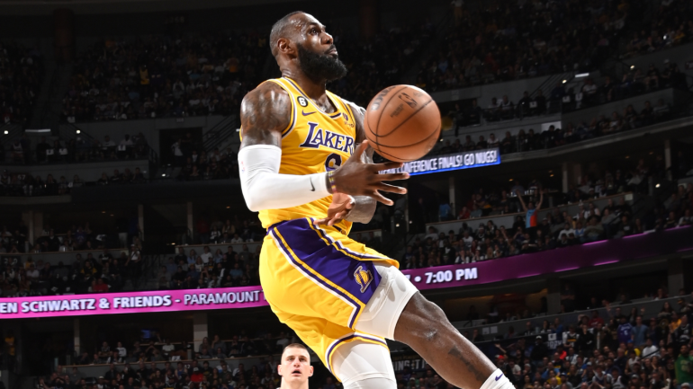 LeBron James dengan lucu meraba-raba dunk termudah dalam karir playoffnya di Lakers vs. Nuggets Game 2