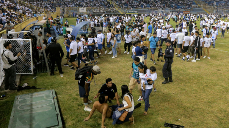 Stadion El Salvador menghancurkan membunuh 12 setelah ‘serbuan penggemar’ di Stadion Cuscatlan di San Salvador Stadion El Salvador menghancurkan membunuh 12 setelah ‘serbuan penggemar’ di Stadion Cuscatlan di San Salvador