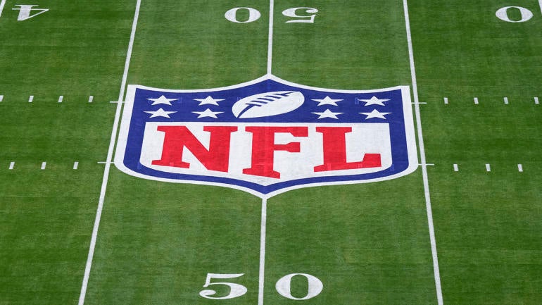 Pemilik NFL menyetujui peraturan yang mengizinkan tim untuk memiliki quarterback ketiga pada hari pertandingan tanpa menggunakan tempat daftar aktif