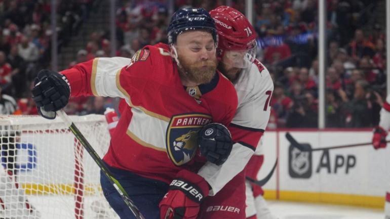 Jaccob Slavin dari Hurricanes keluar dari Game 4, absen setelah mendapat pukulan besar dari Sam Bennett dari Panthers Jaccob Slavin dari Hurricanes keluar dari Game 4, absen setelah mendapat pukulan besar dari Sam Bennett dari Panthers