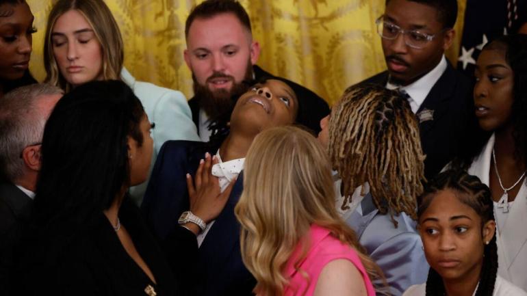 Pemain bola basket wanita LSU Sa’Myah Smith pingsan selama kunjungan tim ke Gedung Putih
