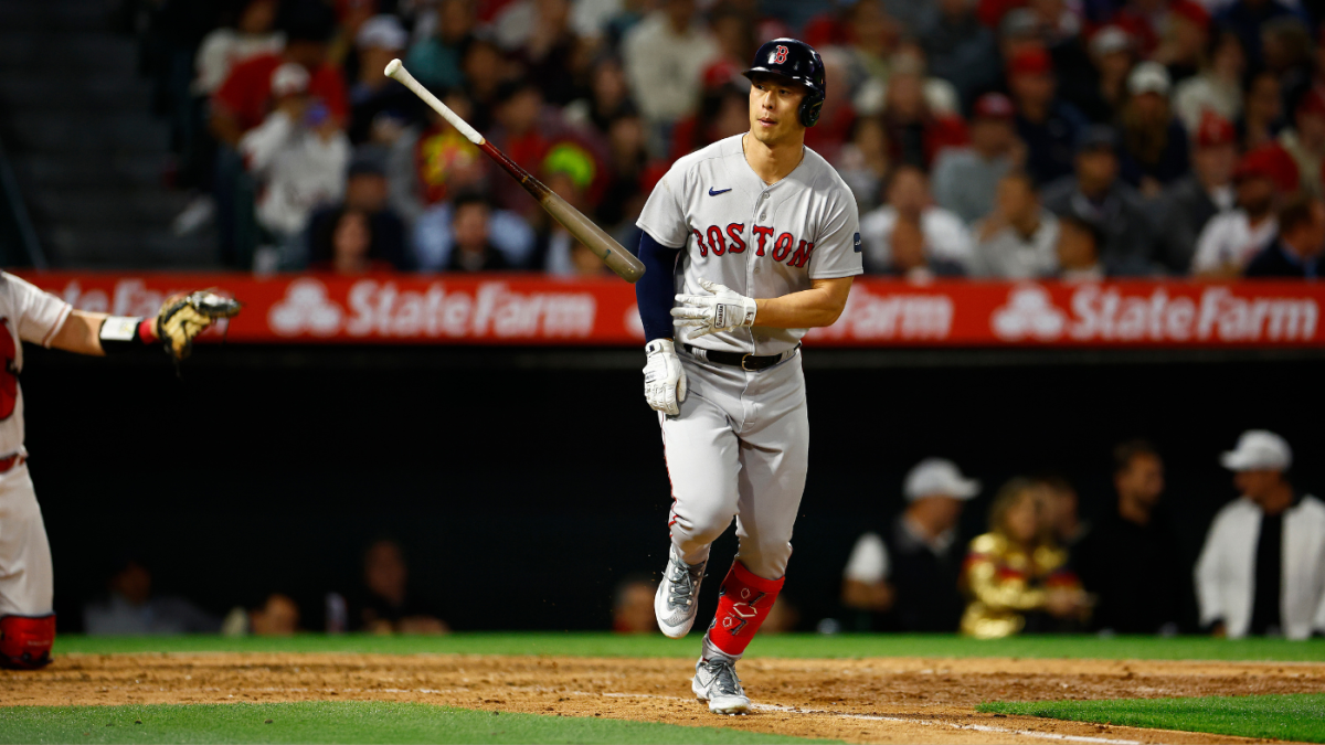 Red Sox sign outfielder Rob Refsnyder through 2024, with team