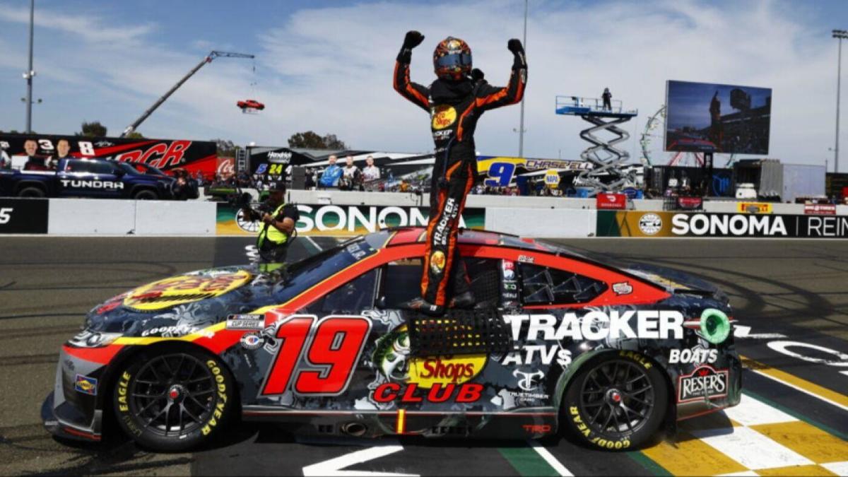 सोनोमा परिणाम में NASCAR कप सीरीज़: मार्टिन ट्रूक्स जूनियर ने काइल बुस्च को टोयोटा जीतने/मार्ट 350 बचाने के लिए रोका
