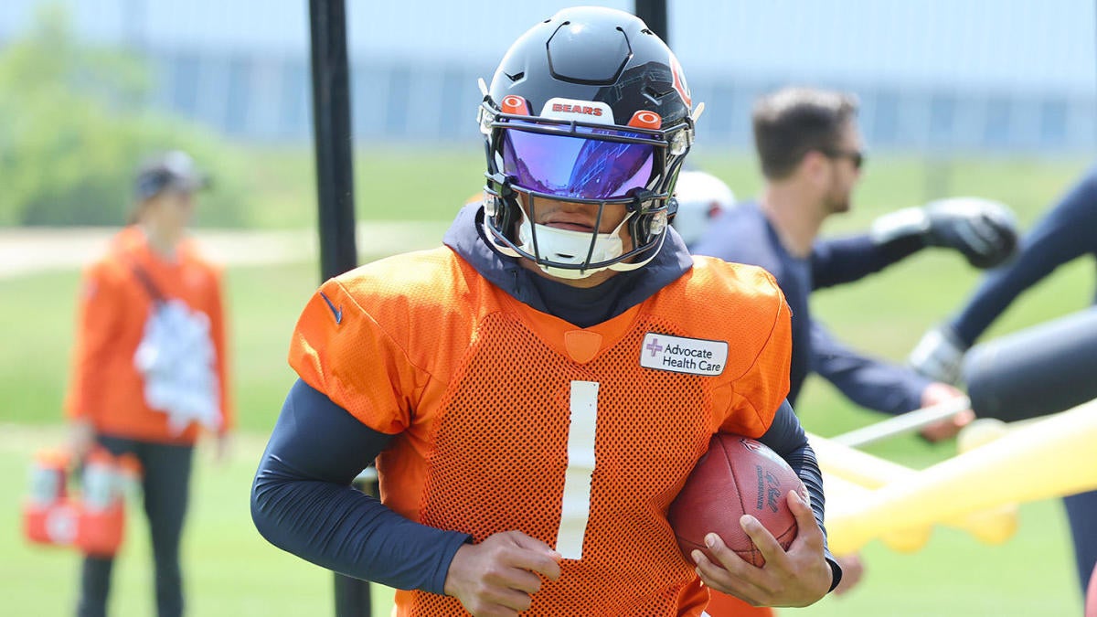 Bears wideout DJ Moore advocates for QB Justin Fields and his 'growth