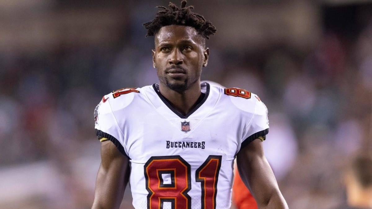 Antonio Brown claims Bucs treated him 'like a dog', gives more