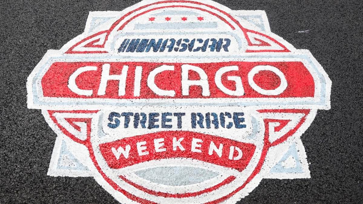 LOOK NASCAR pit crew helps fix car on Chicago road after fender bender