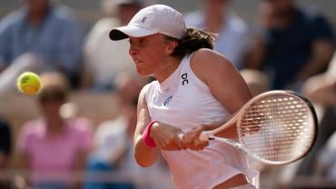 ashleigh-barty-wins-2019-french-open-trophy-1400-gettyimages-1154614499.jpg