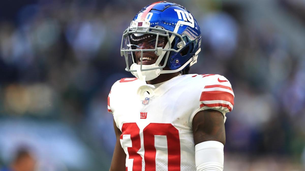 Giants' Darnay Holmes creating an NFT after viral sideline video