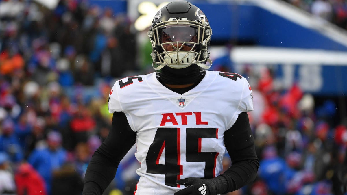 Atlanta Falcons linebacker Deion Jones (45) works against the