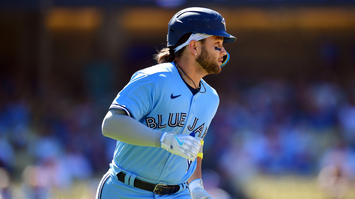 Bo Bichette injury: Blue Jays shortstop leaves game early with right knee discomfort while running bases