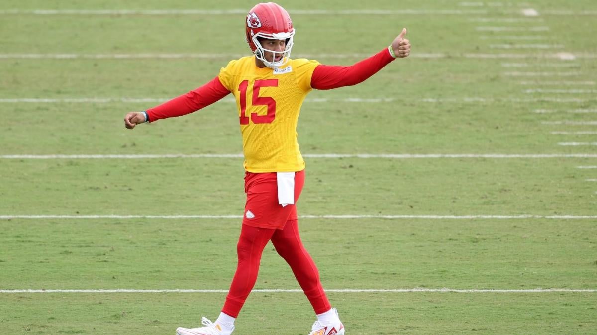 LOOK: Patrick Mahomes pulls off behind-the-back throw during Chiefs ...
