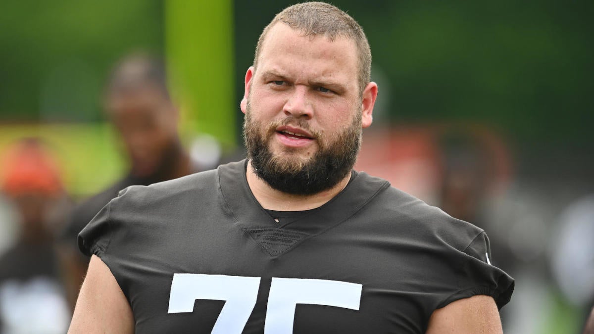 Joel Bitonio reflects on the short-handed Browns' effort against the  Raiders.