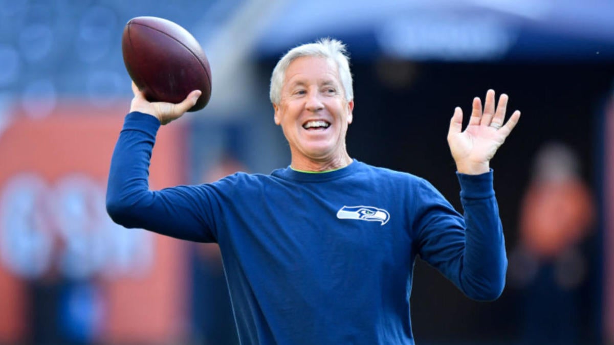 Pete Carroll plays QB at Seahawks' practice, gets hilarious