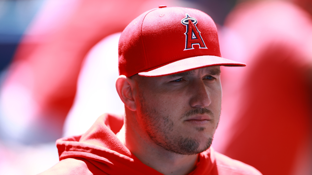 Mike Trout leaves game early with back injury