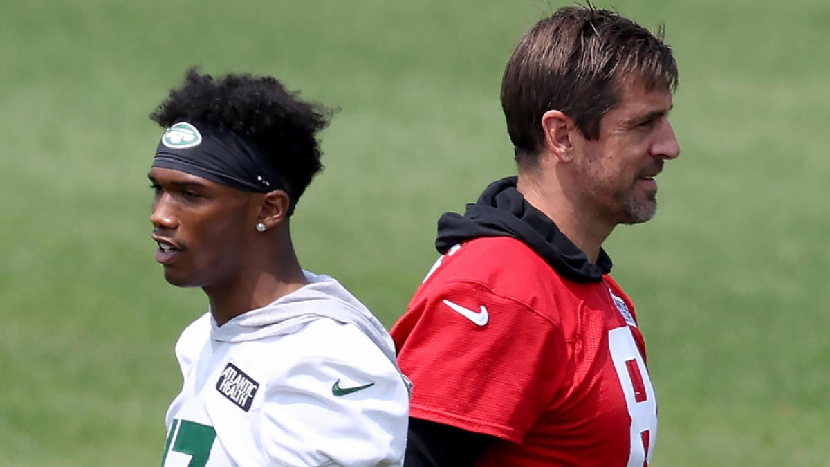 Jets WR Garrett Wilson trying to be 'sponge' learning Aaron Rodgers-led  offense