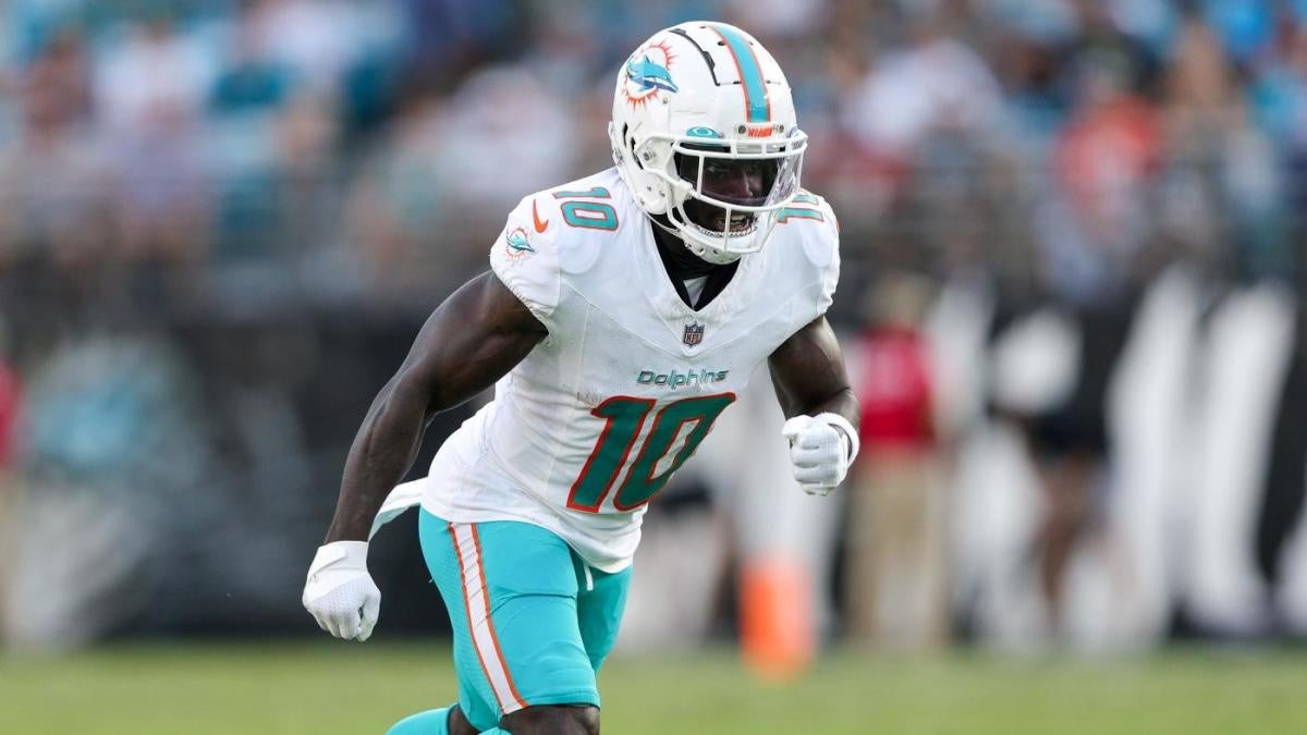 Patriots vs. Dolphins props, odds, best bets, AI predictions, SNF picks:  Tyreek Hill over 84.5 yards 