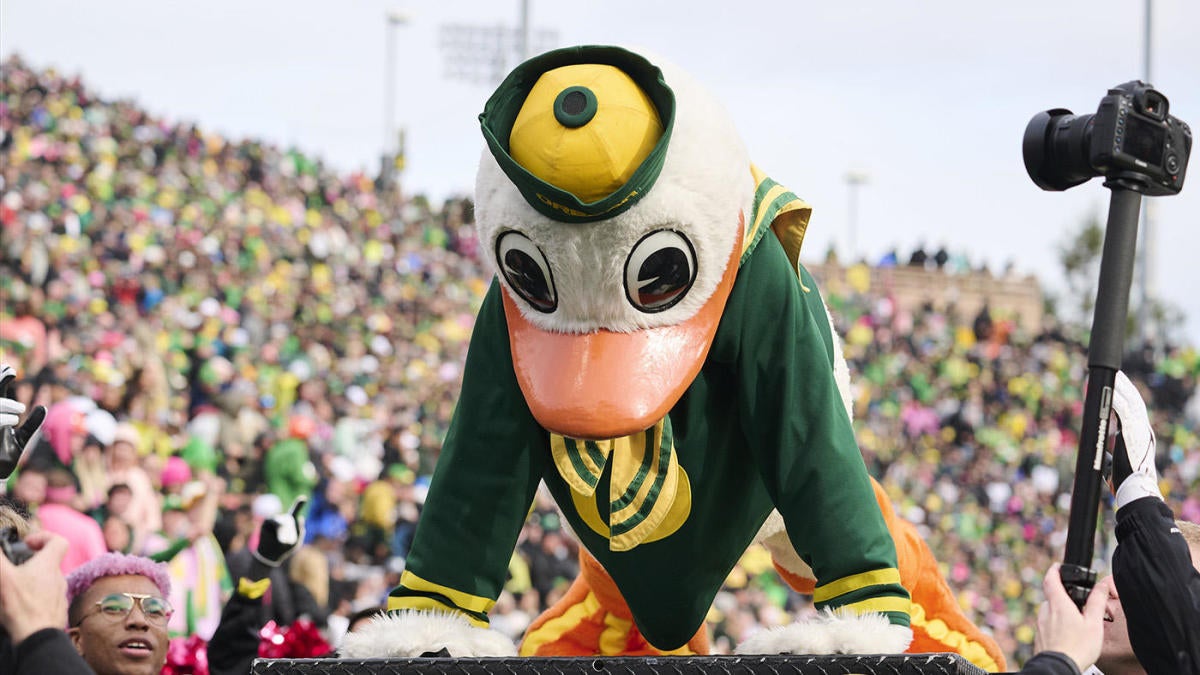 Oregon mascot completes over 500 push-ups, thanks to team's