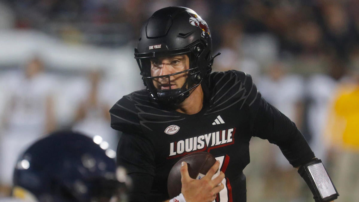 Louisville Cardinals quarterback Evan Conley looks on during a News  Photo - Getty Images