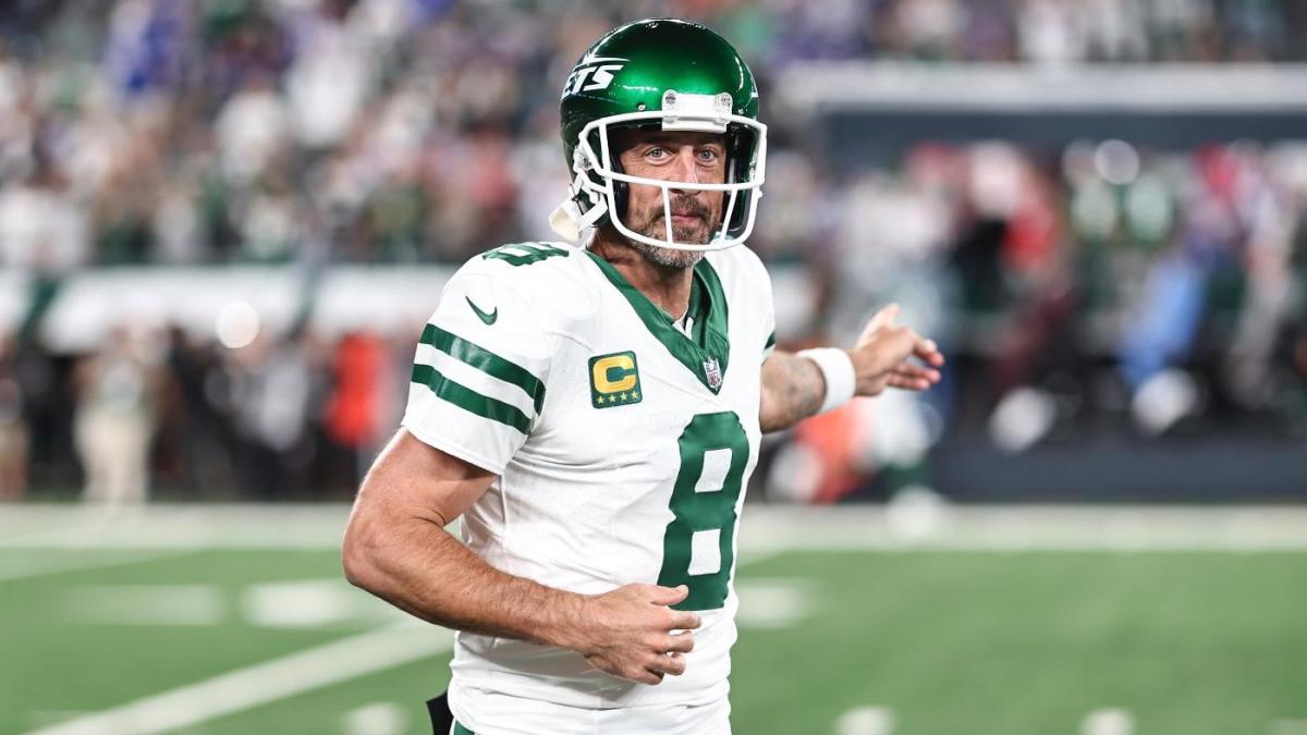 Aaron Rodgers delivers Barstool Fund news to sports bar near Lambeau Field