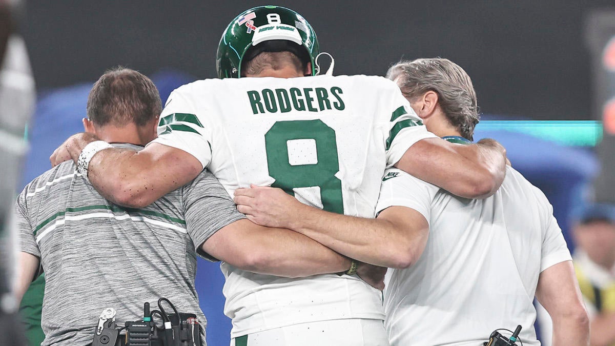 Aaron Rodgers Leaves Jets' Opener Against Bills With Apparent Leg