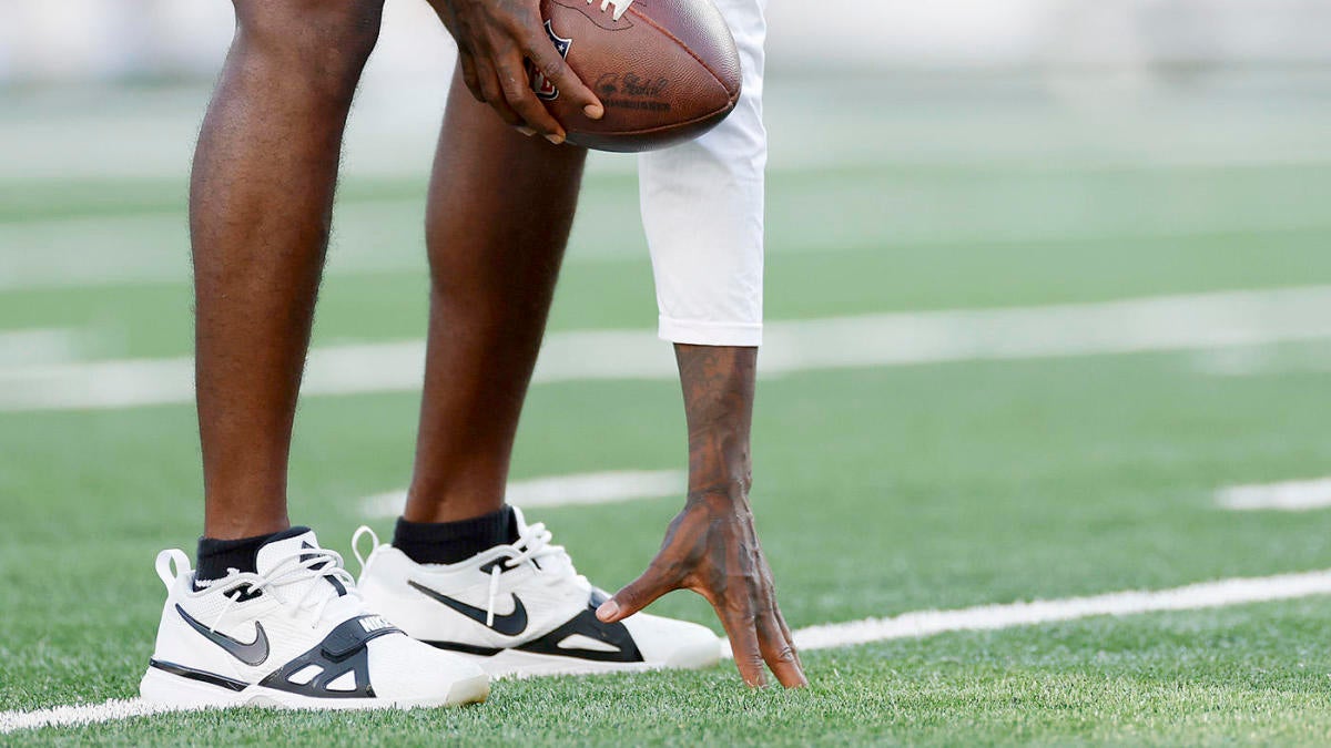 Aaron Rodgers wears cleats to support those affected by California