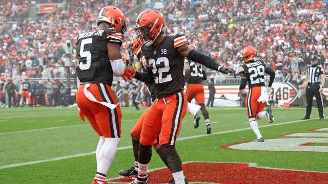 Browns' Amari Cooper aggravates groin injury, questionable for Monday night  showdown vs. Steelers 