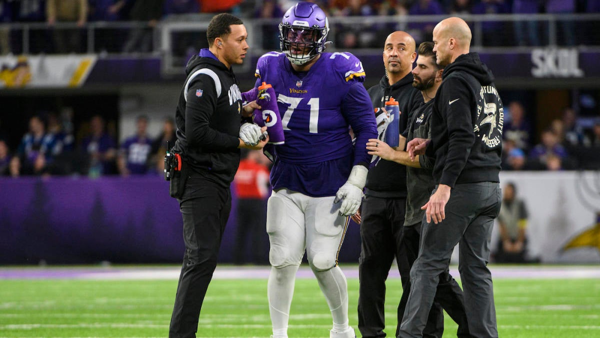 Vikings' Christian Darrisaw back at practice in no-contact jersey