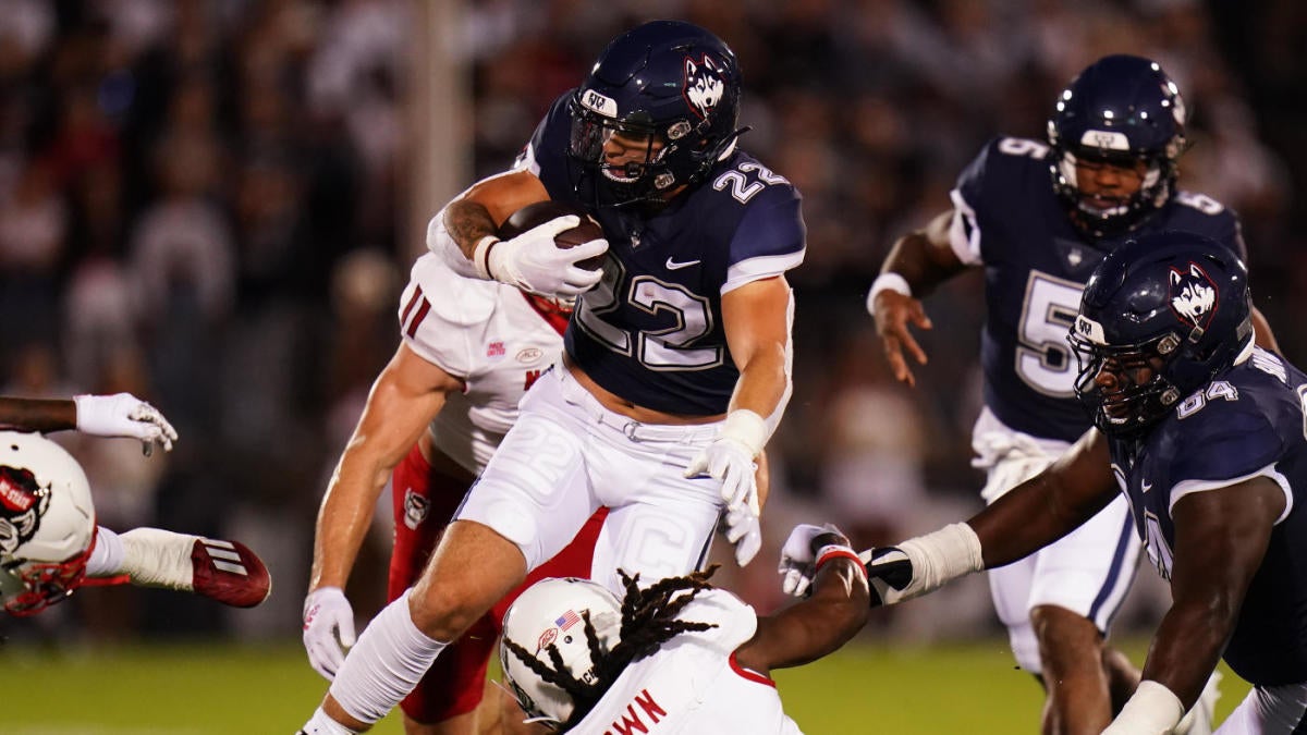 UConn vs FIU Battle for the First Win of the Season in College