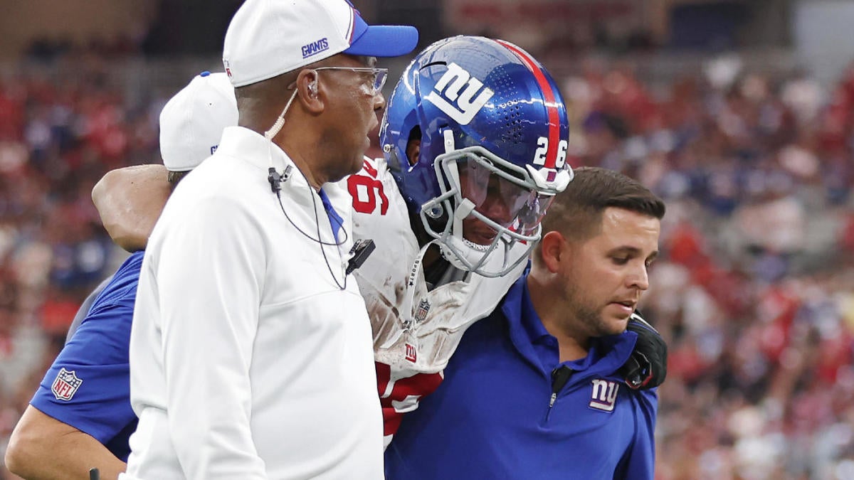 Giants&rsquo; Saquon Barkley exits with ankle injury after propelling New York comeback vs. Cardinals