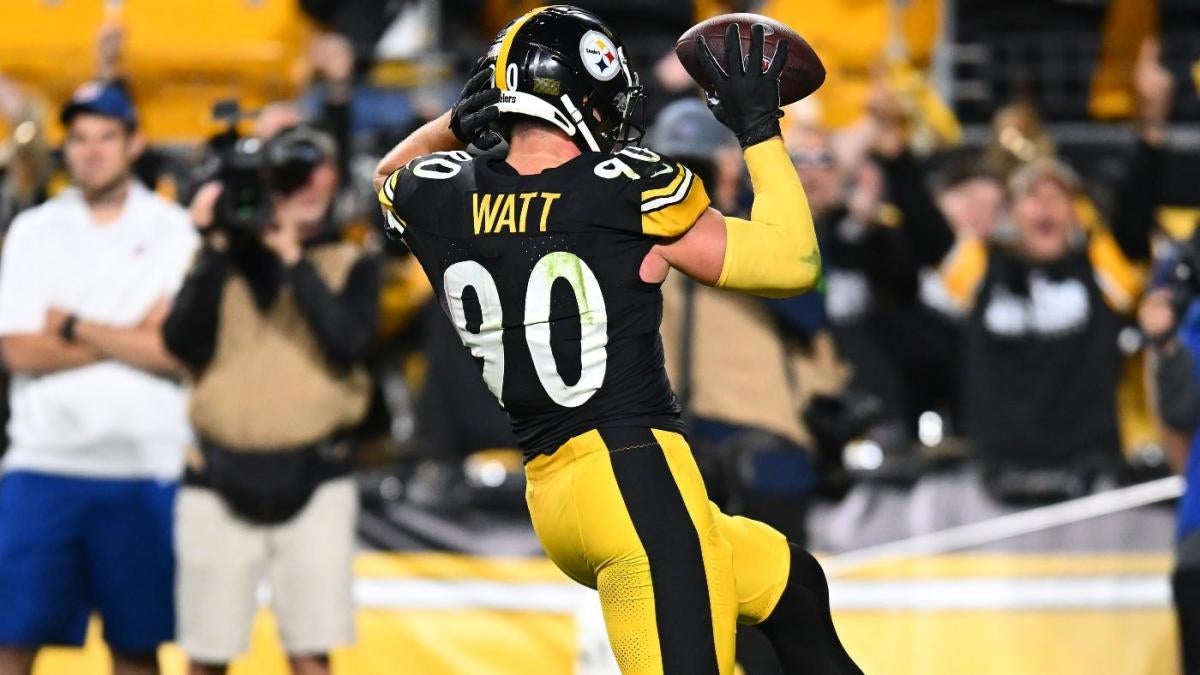 Highlight] T.J. Watt scoop and score to give Steelers the lead : r