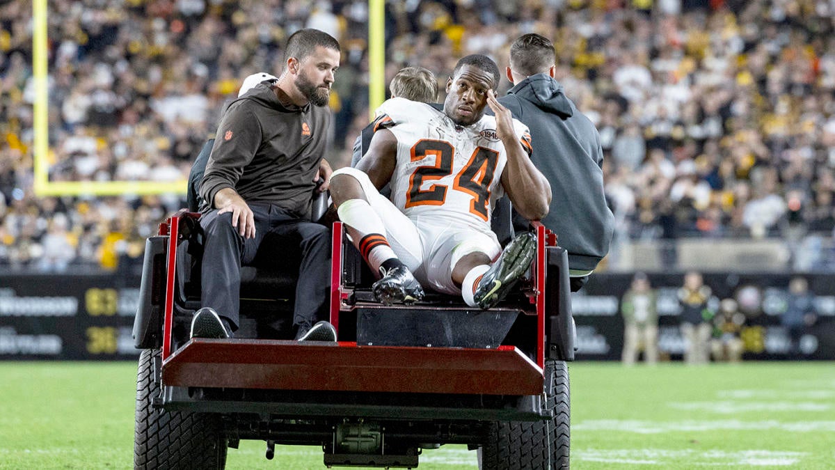 Cleveland Browns RB Nick Chubb carted off field after knee injury against  Steelers - CBS Pittsburgh