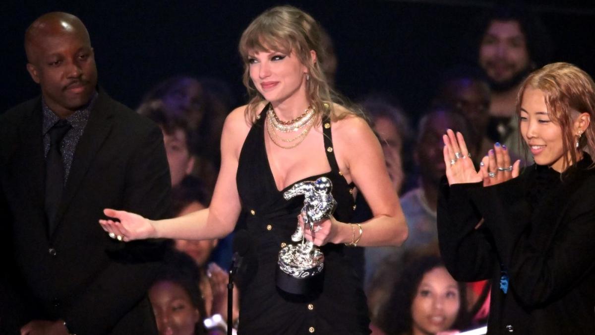 Taylor Swift Attends Chiefs Game Amid Travis Kelce Dating Rumors