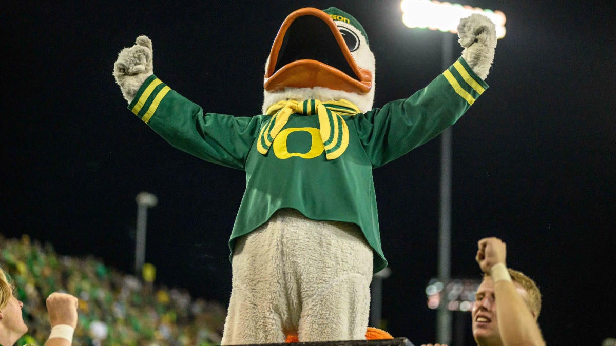 The Oregon Duck loses mascot head during pregame intro