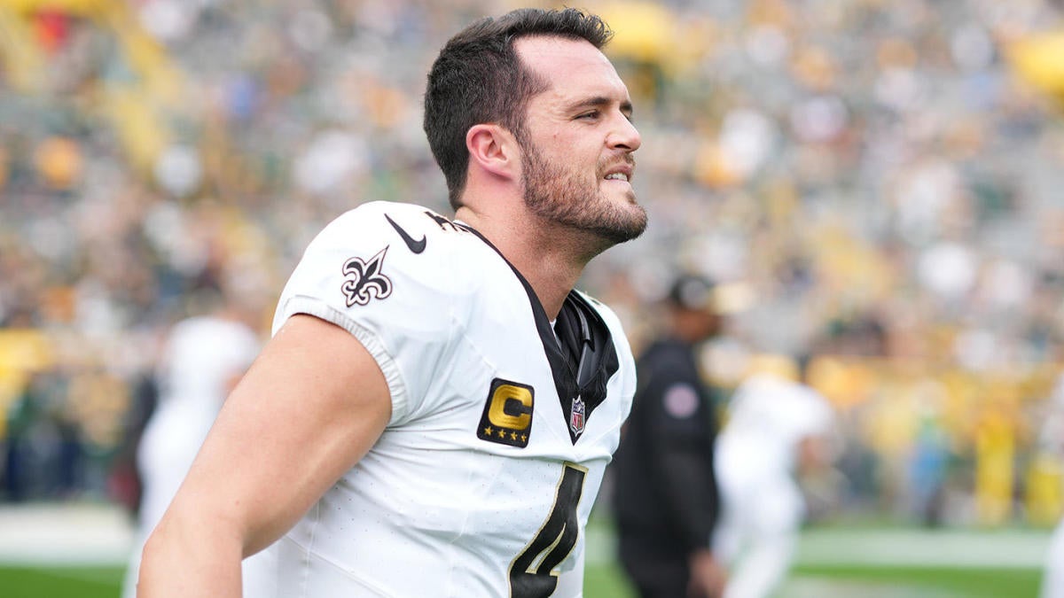 Saints QB Derek Carr injures shoulder vs. Packers