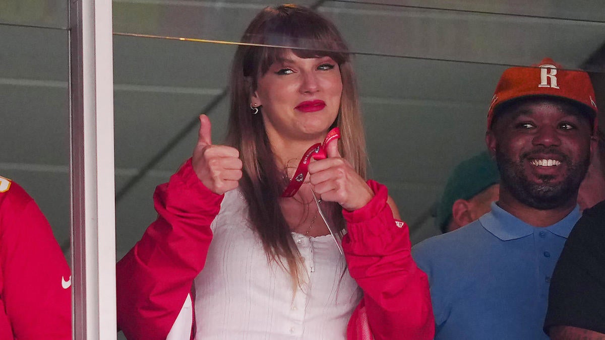 Bill Belichick caught Taylor Swift's rainy Gillette Show, and he